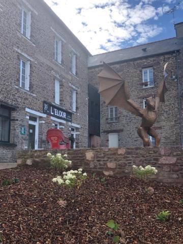 Residence Merlin Appart Des Druides Saint-Malon-sur-Mel Exterior foto